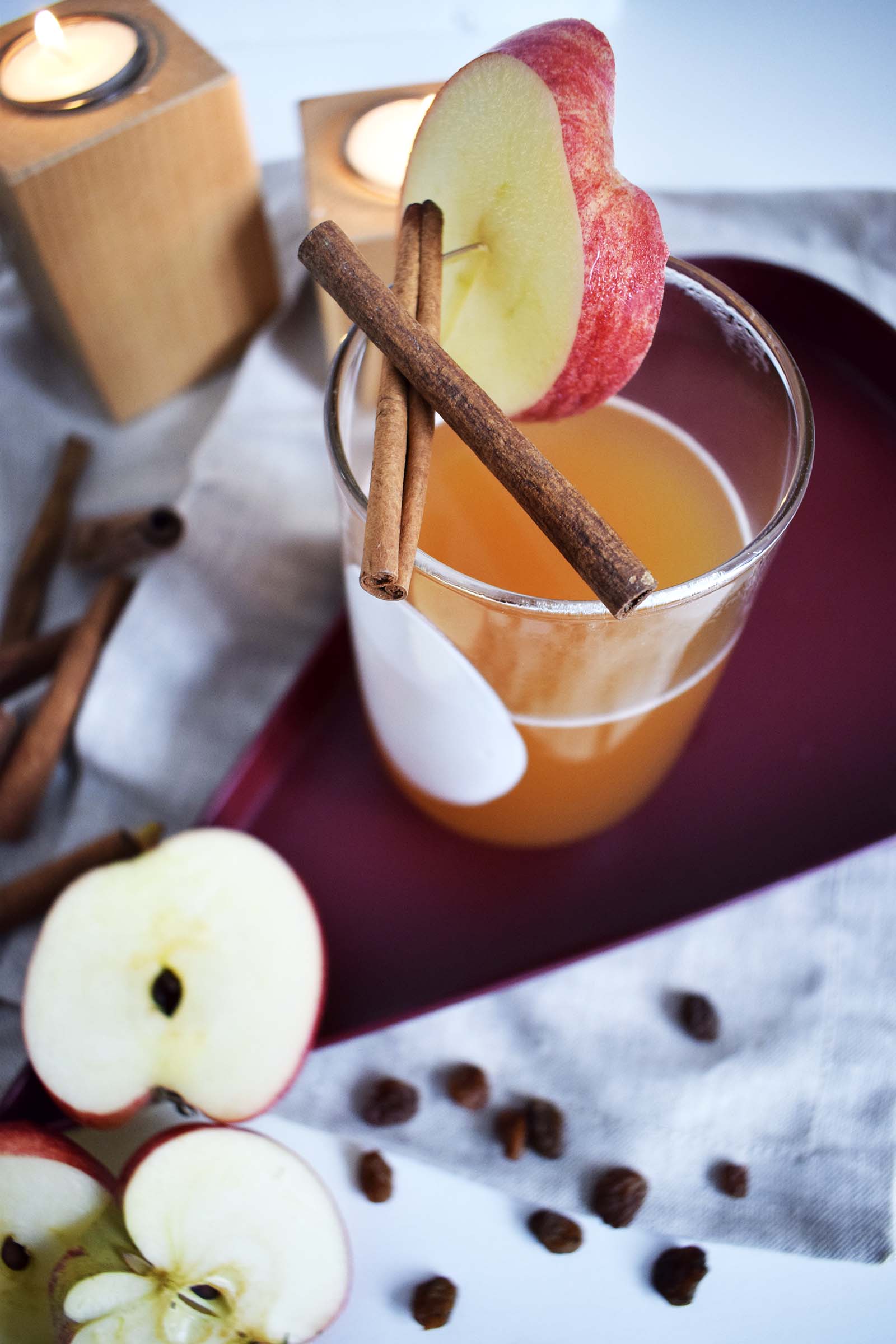Heißgetränk mit Apfel und Zimt